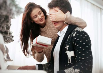 7 Gift Ideas To Give Your Husband On Your Anniversary
